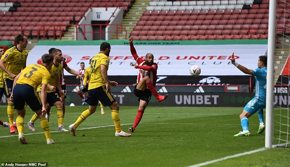 David McGoldrick gỡ hòa 1-1 cho đội chủ nhà ở phút 87. Ảnh: Dailymail